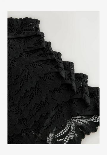 Трусы на бедрах