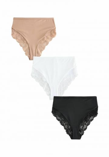 Трусы на бедрах