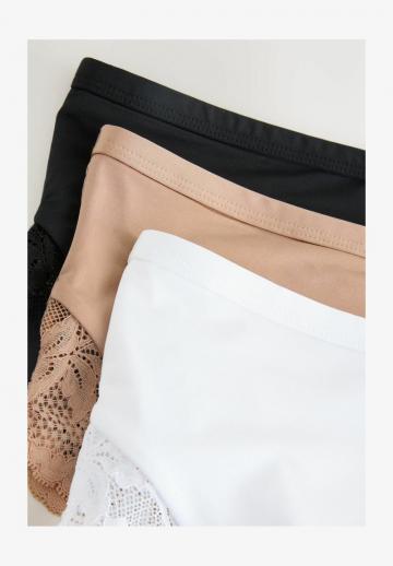 Трусы на бедрах