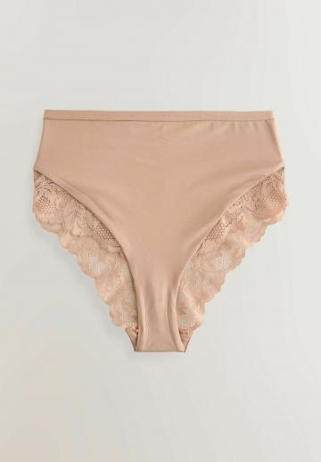 Трусы на бедрах