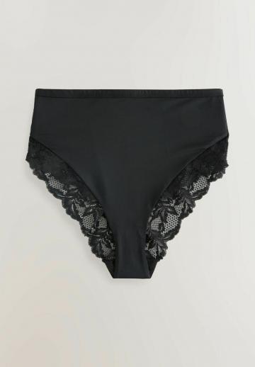 Трусы на бедрах