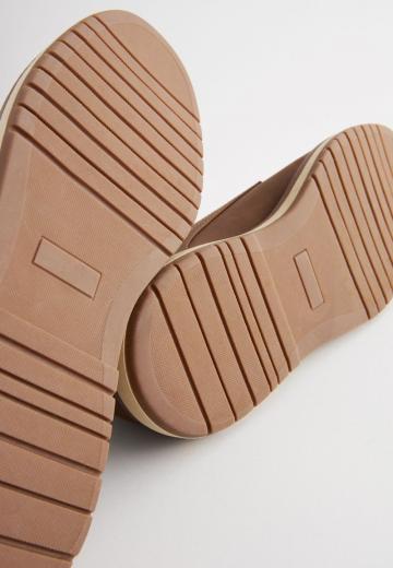 Ботинки на шнуровке