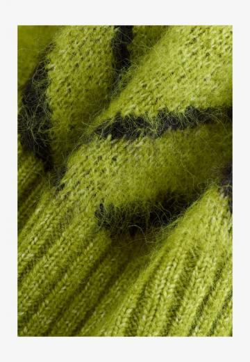 Пуловер в полоску