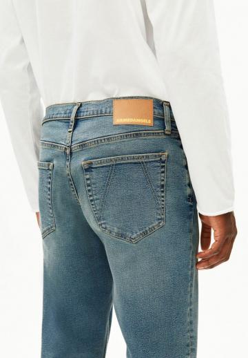 Прямые джинсы