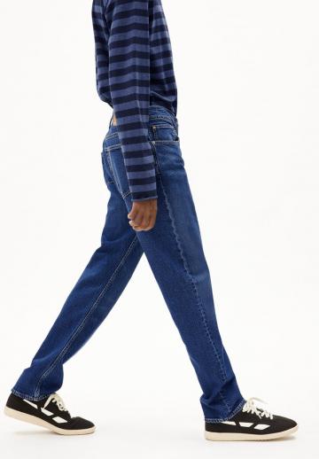 Прямые джинсы