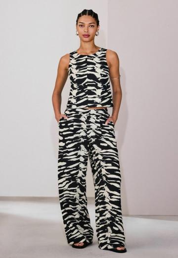 Блузка без рукавов