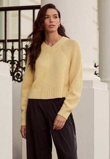 Пуловер с вырезом V