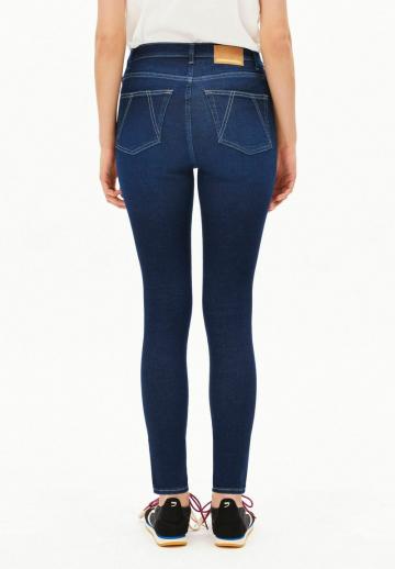 Узкие джинсы