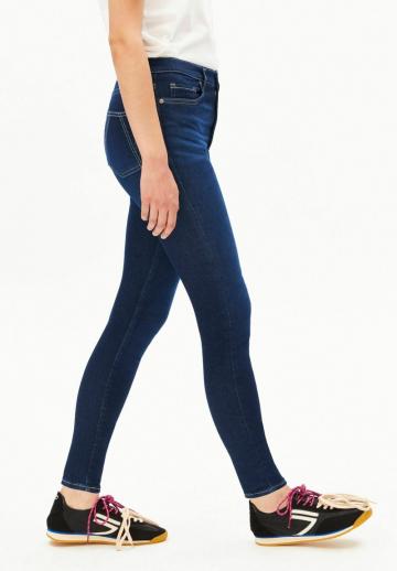 Узкие джинсы
