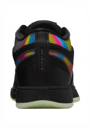 Походные кроссовки