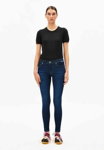 Прямые джинсы