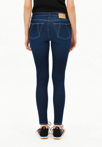 Прямые джинсы