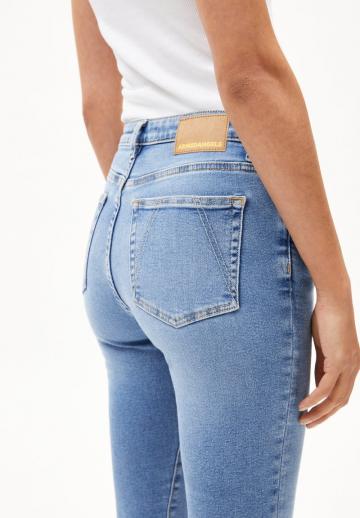 Узкие джинсы