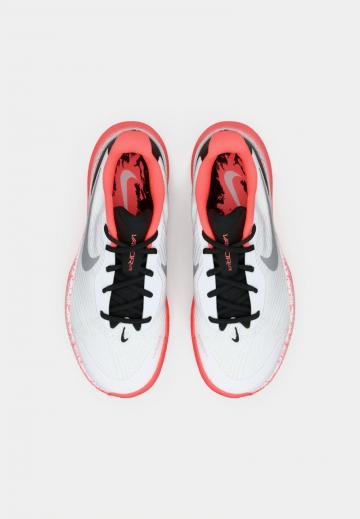 Теннисные кроссовки