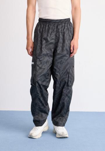 Брюки с накладными карманами