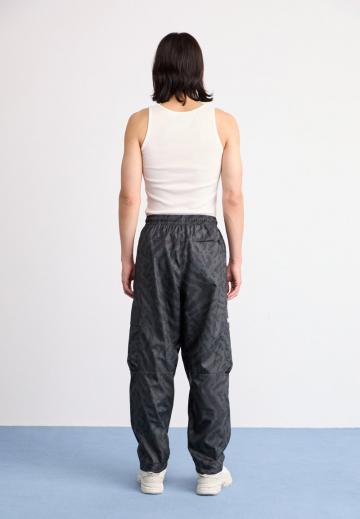 Брюки с накладными карманами