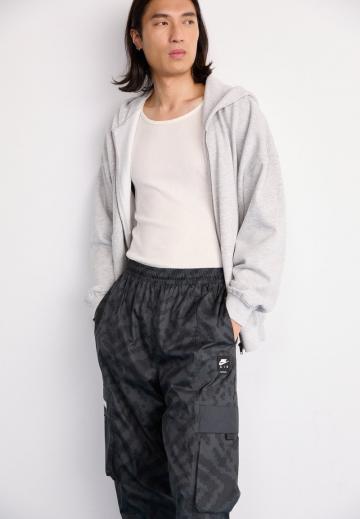 Брюки с накладными карманами