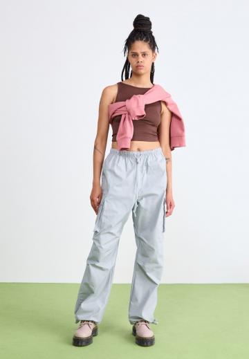 Брюки с накладными карманами