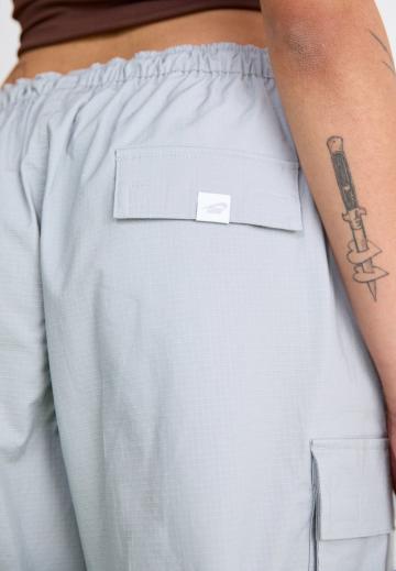 Брюки с накладными карманами