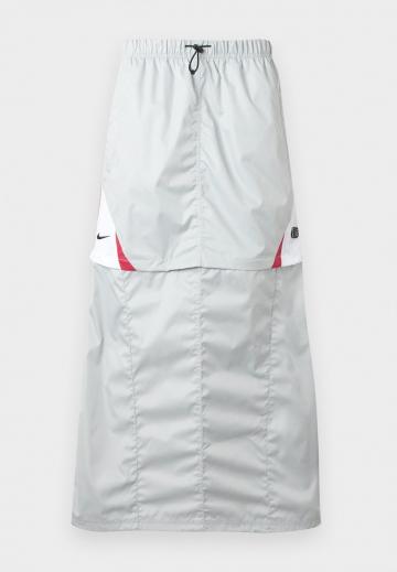 Юбка с накладными карманами