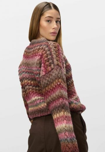 Пуловер в полоску