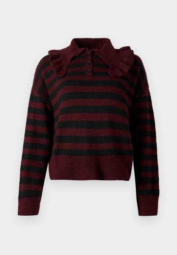 Пуловер в полоску