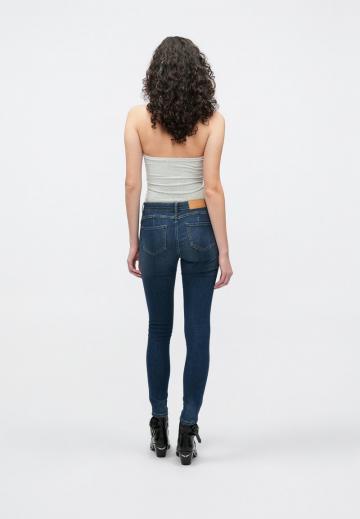 Узкие джинсы