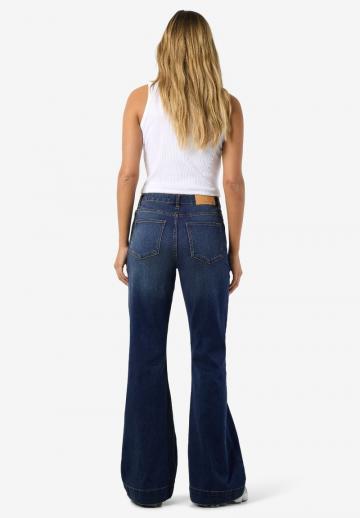 Клешеные джинсы