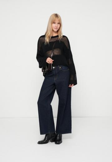 Пуловер в полоску