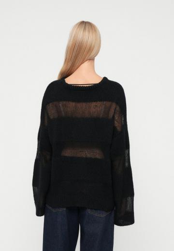 Пуловер в полоску