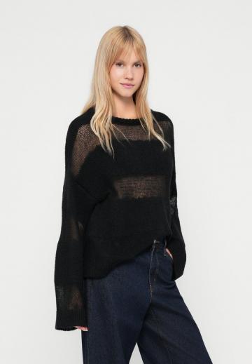 Пуловер в полоску