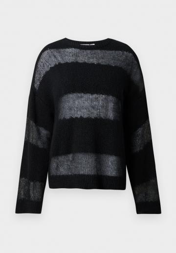 Пуловер в полоску