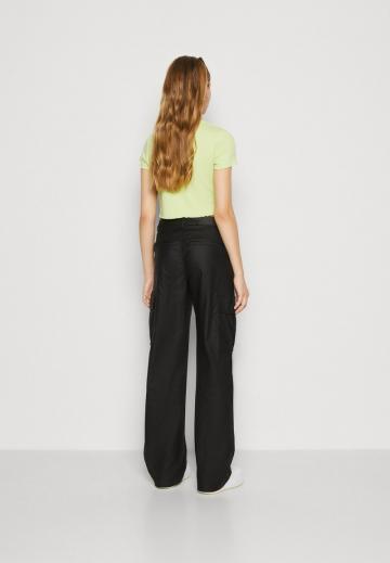 Брюки с накладными карманами