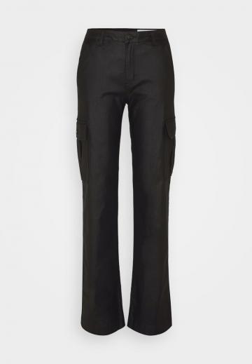 Брюки с накладными карманами