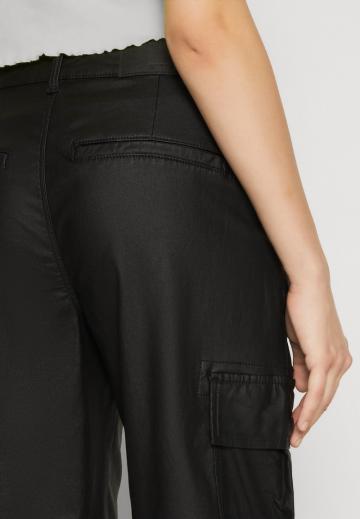 Брюки с накладными карманами