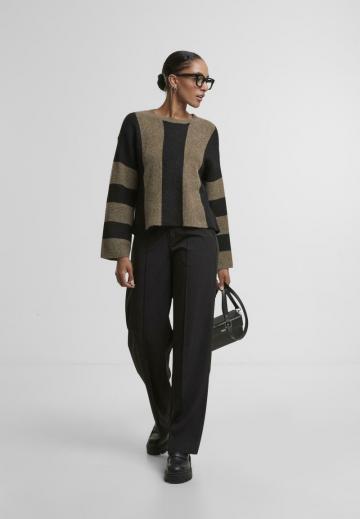 Пуловер в полоску