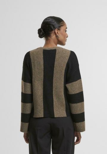 Пуловер в полоску