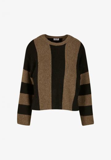 Пуловер в полоску