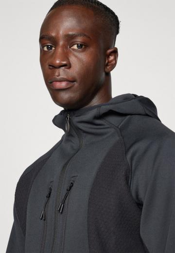 Спортивная куртка