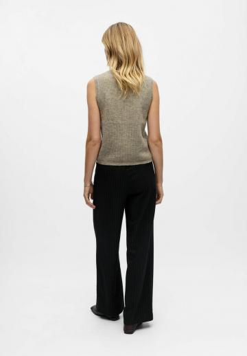 Вязаный жилет