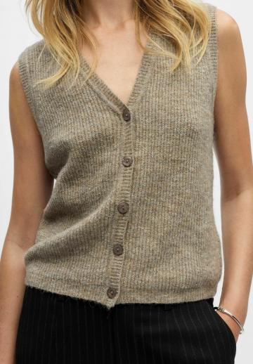Вязаный жилет