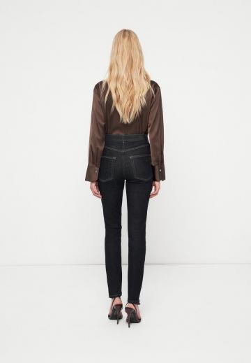 Узкие джинсы