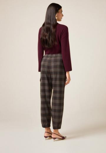 Брюки с накладными карманами