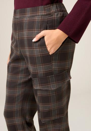 Брюки с накладными карманами