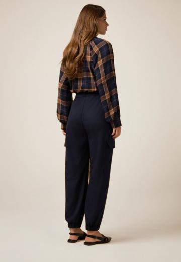 Брюки с накладными карманами