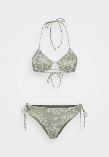 Треугольное бикини