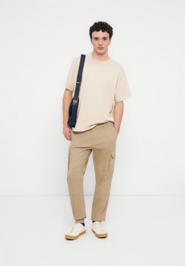 Брюки с накладными карманами