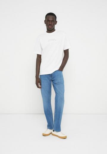 Прямые джинсы