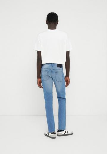 Узкие джинсы