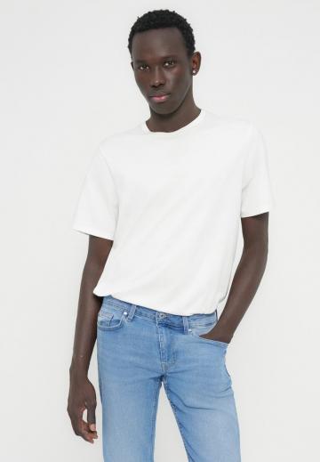 Узкие джинсы